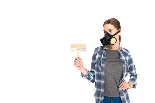 Vue de face de la femme dans le respirateur tenant le pinceau isolé sur fond blanc — Photo de stock