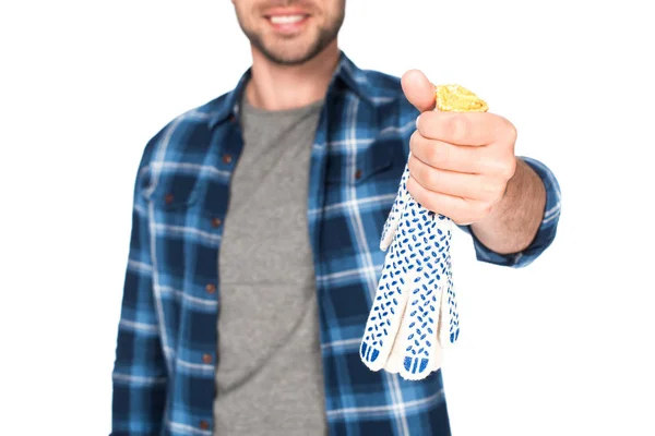 Обрізаний знімок людини, що тримає захисні рукавички ізольовані на білому тлі — стокове фото