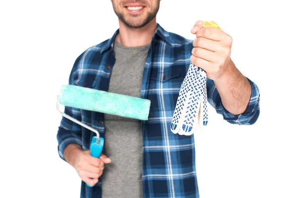 Обрезанное изображение человека, держащего защитные перчатки и ролик краски изолированы на белом фоне — стоковое фото