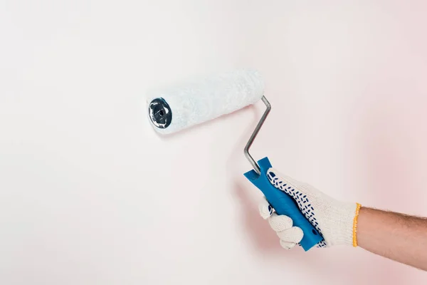 Imagem cortada do homem na parede protetora da pintura da luva no branco pelo rolo da pintura — Fotografia de Stock