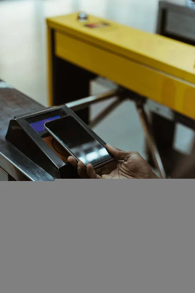 Vista de cerca del hombre usando smartphone pagando por el transporte público - foto de stock