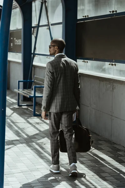 Fiducioso uomo d'affari che cammina sulla stazione dei trasporti pubblici — Foto stock