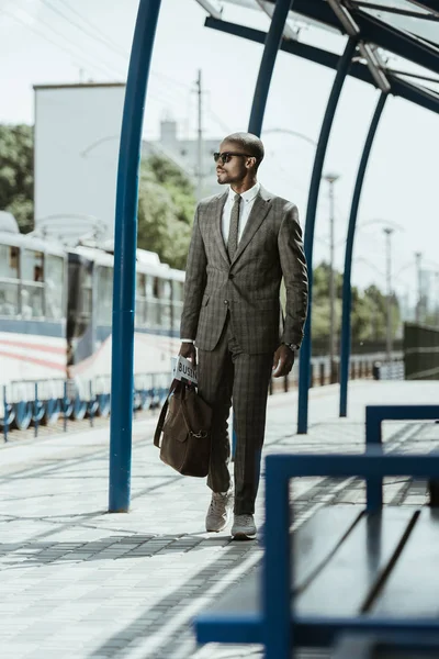 Africano americano confiante empresário andando na estação ferroviária — Fotografia de Stock
