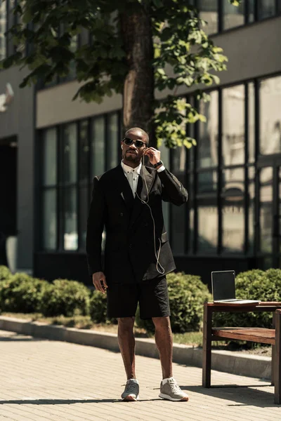 Homem americano africano na moda ouvindo música — Fotografia de Stock