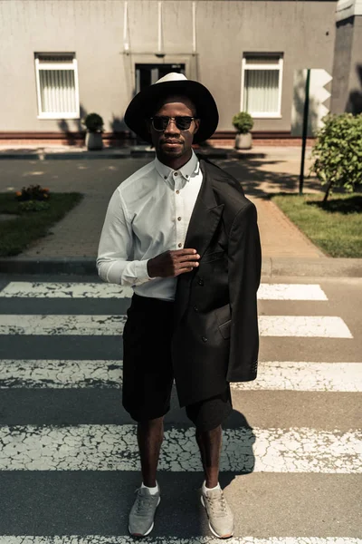 Beau jeune homme afro-américain portant sa veste sur l'épaule — Photo de stock