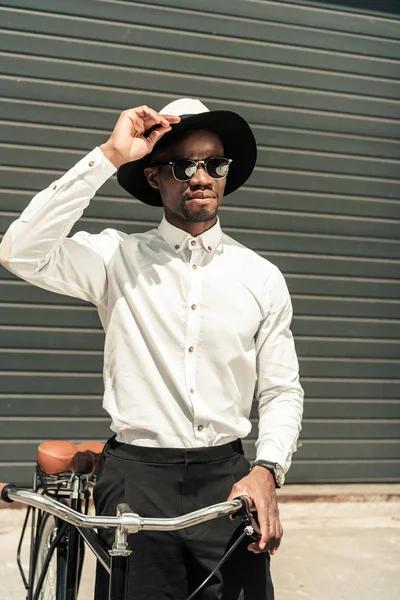Stilvoller Mann mit weißem Hemd und Fahrrad — Stockfoto