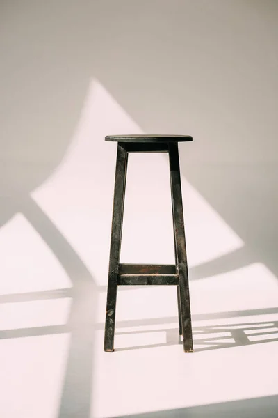 Seul grand tabouret en bois vide sur blanc — Photo de stock