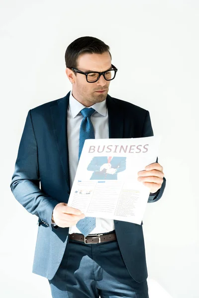 Серйозний чоловік середнього віку в окулярах читає газету ізольовано на білому — стокове фото