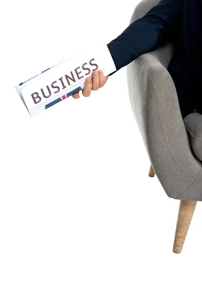 Abgeschnittene Aufnahme eines Geschäftsmannes, der im Sessel sitzt und die Zeitung isoliert auf Weiß hält — Stockfoto