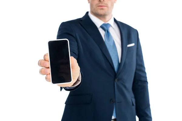 Abgeschnittene Aufnahme eines Geschäftsmannes, der sein Smartphone mit leerem Bildschirm hält, isoliert auf Weiß — Stockfoto