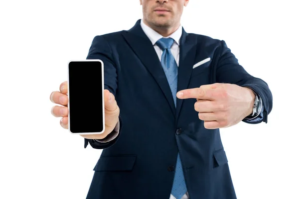 Recortado disparo de hombre de negocios señalando con el dedo en el teléfono inteligente con pantalla en blanco aislado en blanco - foto de stock