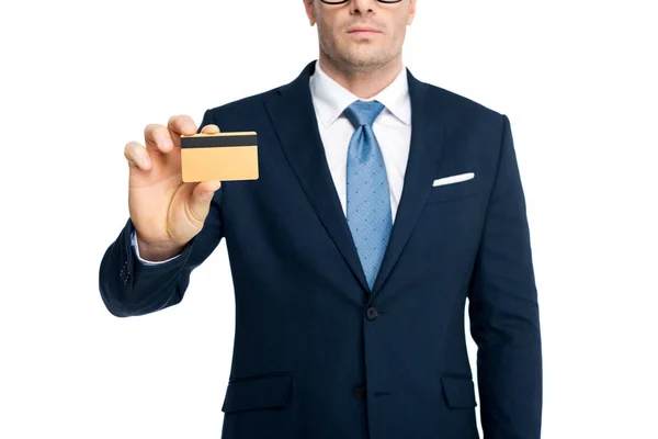 Plan recadré de l'homme d'affaires dans l'usure formelle tenant la carte de crédit isolé sur blanc — Photo de stock