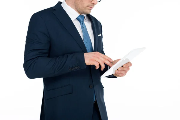 Обрізаний знімок бізнесмена в офіційному одязі з використанням цифрового планшета ізольовано на білому — стокове фото