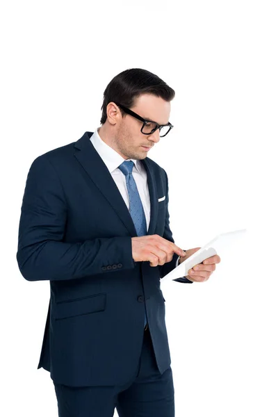 Бізнесмен середнього віку в окулярах з використанням цифрового планшета ізольовано на білому — стокове фото