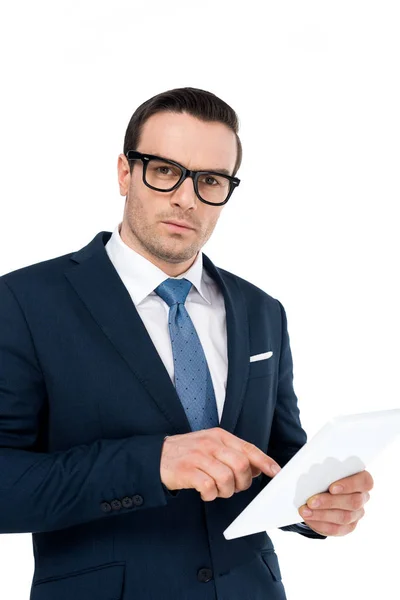Geschäftsmann in Brille mit digitalem Tablet und Blick auf Kamera isoliert auf weiß — Stockfoto