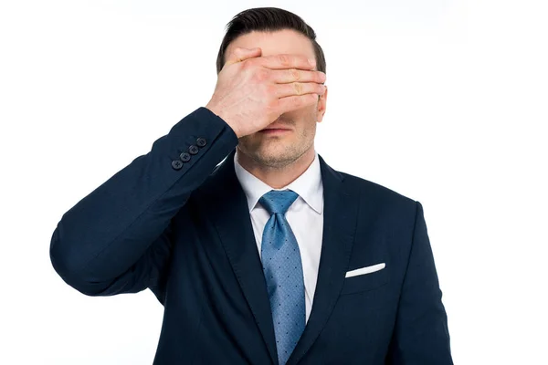 Hombre de negocios de mediana edad en ropa formal ojos de cierre con la mano aislada en blanco - foto de stock