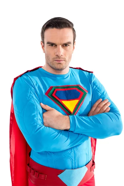 Fiducioso bello superman in piedi con le braccia incrociate e guardando la fotocamera isolata su bianco — Foto stock