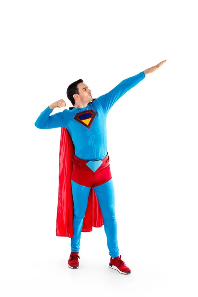 Vista completa del hombre guapo en traje de superhéroe mirando hacia otro lado aislado en blanco - foto de stock