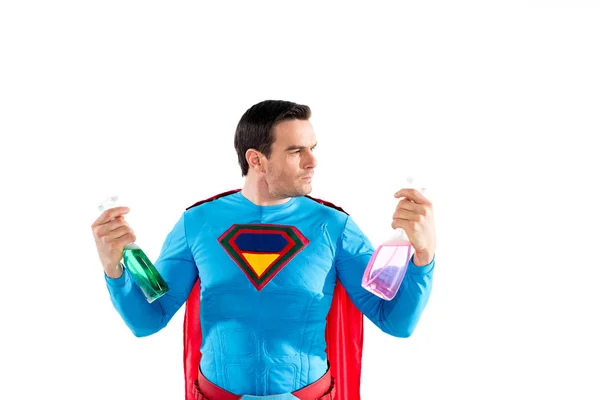 Красивый супергерой, держащий пластиковые баллончики с моющей жидкостью, изолированной на белом — стоковое фото