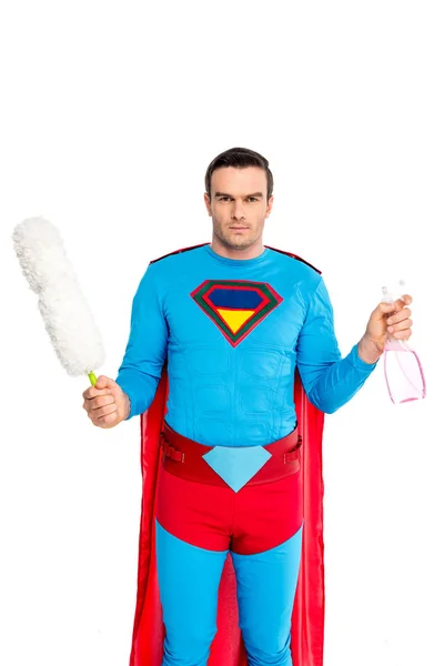 Uomo in costume da supereroe in possesso di spolverino e bottiglia spray isolato su bianco — Foto stock