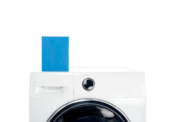 Caja en blanco con detergente en lavadora aislada en blanco - foto de stock