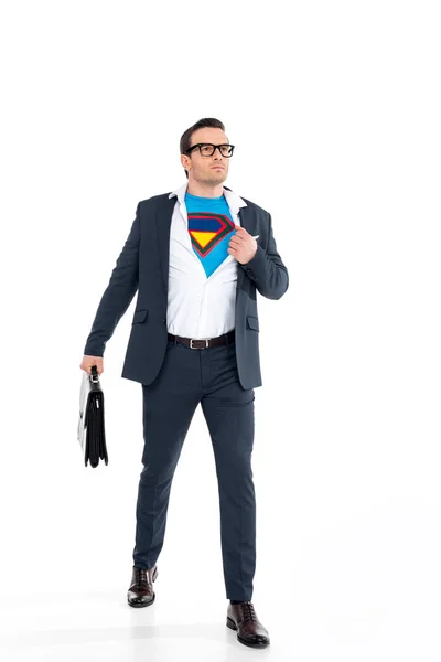 Уверенный в себе бизнесмен в очках с портфелем и костюмом супергероя в изолированном на белом костюме — стоковое фото