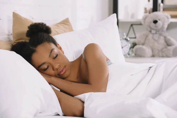 Attrayant afro-américain jeune femme dormir dans la chambre — Photo de stock