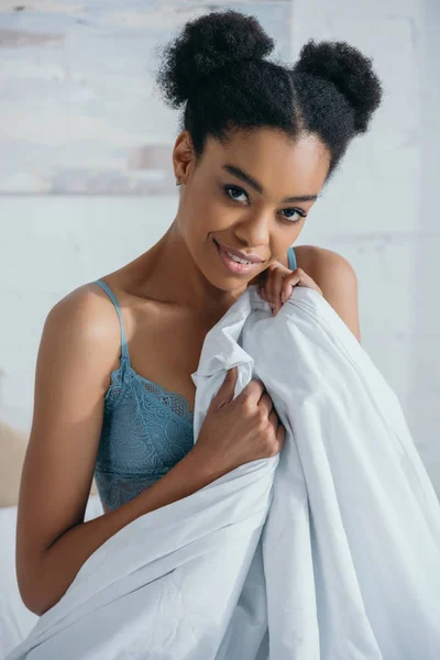 Atractiva chica afroamericana sonriente en lencería por la mañana - foto de stock