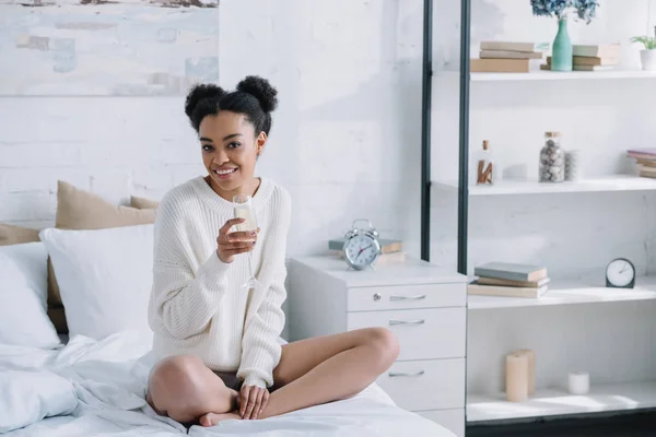 Belle jeune femme avec verre de champagne relaxant à la maison le week-end — Photo de stock