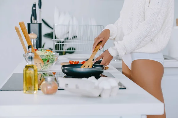 Tiro recortado de mujer preparando el desayuno con sartén en la cocina — Stock Photo