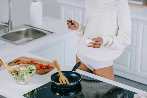 Plan recadré de femme préparant oeuf brouillé pour le petit déjeuner à la cuisine — Photo de stock