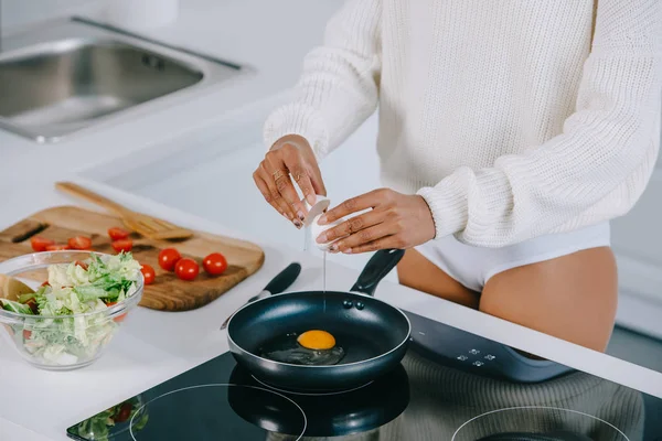 Colpo ritagliato di donna che prepara uovo strapazzato per la prima colazione in cucina — Foto stock