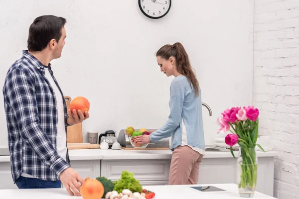 Beautiful adult couple spending time together at kitchen — Stock Photo