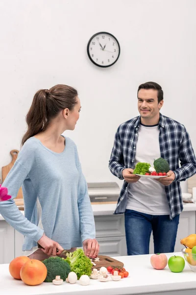 Glückliches veganes Paar kocht gemeinsam gesundes Abendessen — Stockfoto