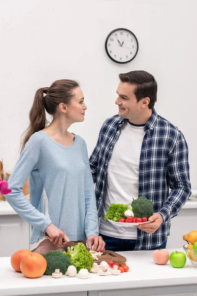 Belo casal vegan cozinhar jantar saudável juntos — Fotografia de Stock