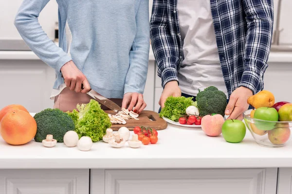Обрезанный снимок пары, готовящей здоровый вегетарианский ужин вместе — стоковое фото