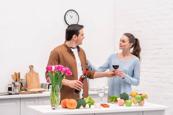 Schönes erwachsenes Paar mit Rotwein kocht gemeinsam in der Küche — Stockfoto
