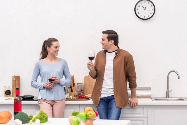 Schönes erwachsenes Paar trinkt Wein beim gemeinsamen Kochen — Stockfoto