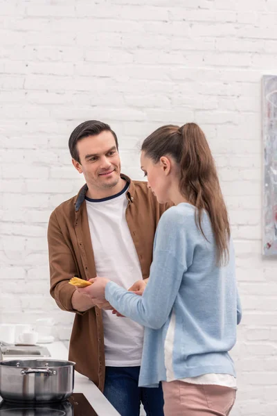 Feliz pareja adulta cocinar espaguetis para la cena juntos - foto de stock