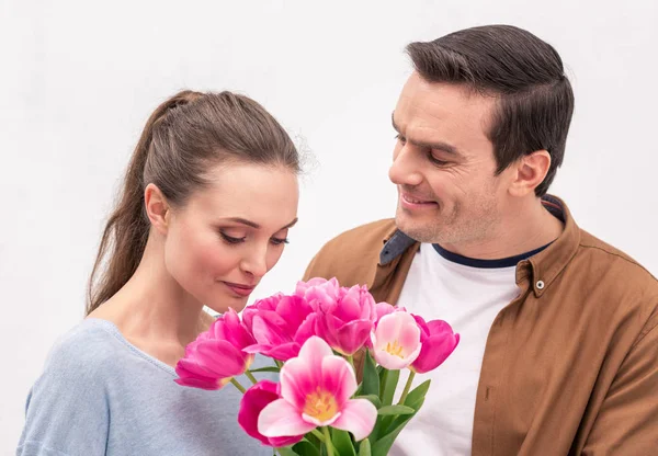 Homem adulto feliz apresentando buquê de tulipas para esposa — Fotografia de Stock