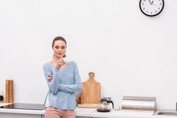 Bela mulher adulta com xícara de café na cozinha — Fotografia de Stock