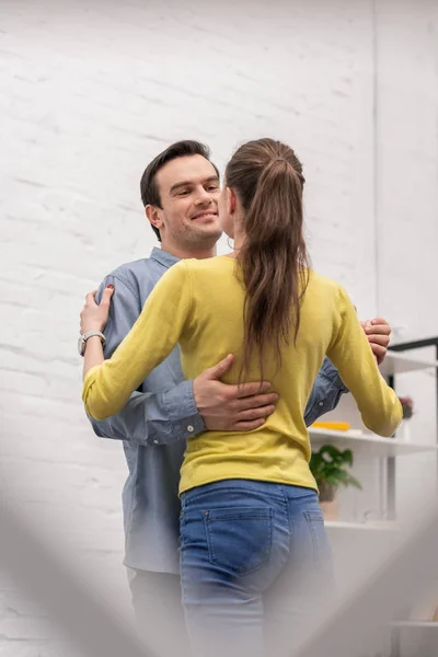 Schönes erwachsenes Paar tanzt zu Hause — Stockfoto
