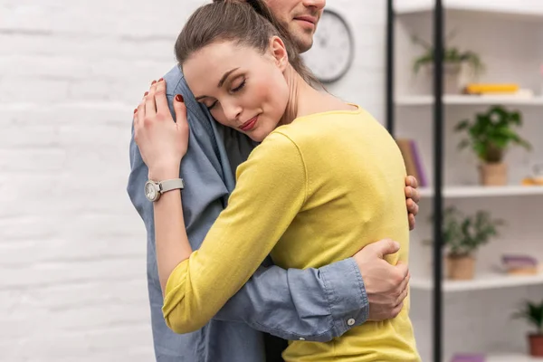 Tiro recortado de casal adulto abraçando em casa — Fotografia de Stock