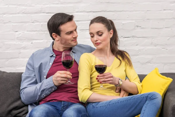 Schönes erwachsenes Paar mit Gläsern Rotwein, das Zeit miteinander zu Hause verbringt — Stockfoto