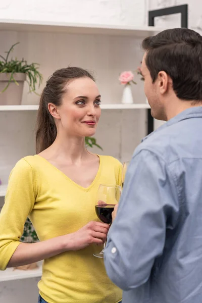 Schönes erwachsenes Paar, das Wein trinkt und einander ansieht — Stockfoto