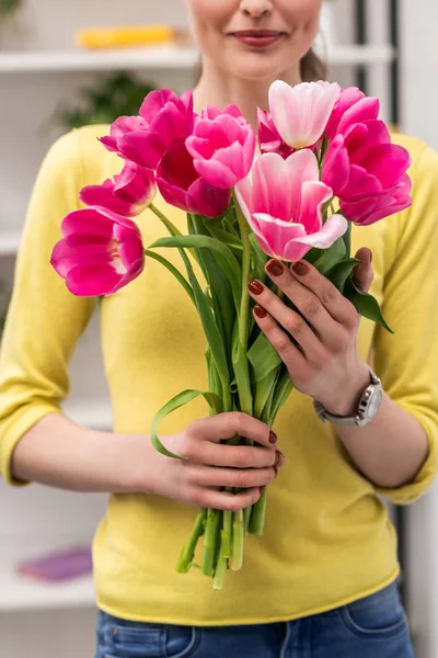 Tiro recortado de mulher adulta segurando buquê tulipas rosa — Fotografia de Stock
