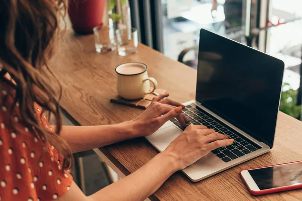 Recortado disparo de bloguero trabajando en el ordenador portátil en la cafetería — Stock Photo