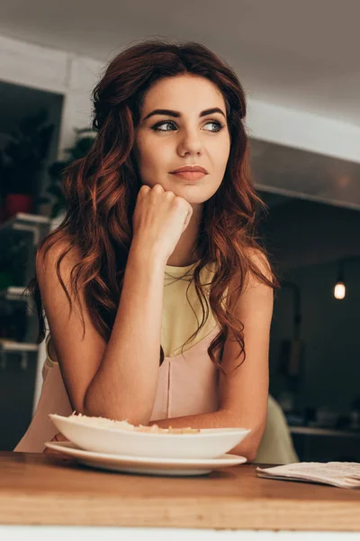 Porträt einer nachdenklichen Frau, die im Café am Tisch sitzt — Stockfoto
