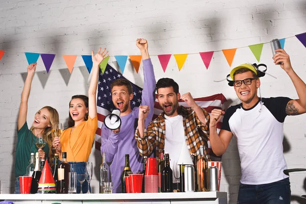 Excités jeunes avoir du plaisir et faire la fête ensemble à l'intérieur — Photo de stock