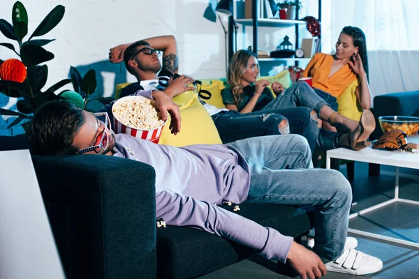 Borrachos jóvenes amigos durmiendo y mintiendo después de la fiesta en casa - foto de stock